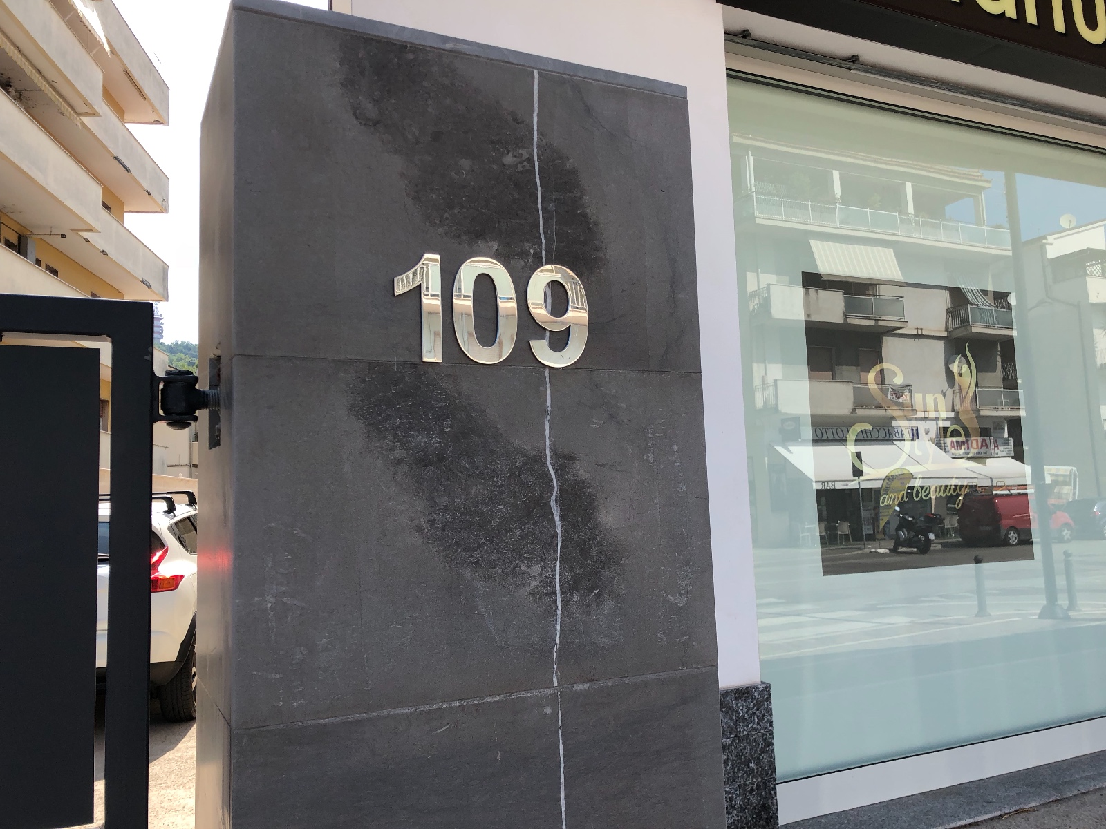 Una targa incisa in acciaio: un simbolo di resistenza e durata